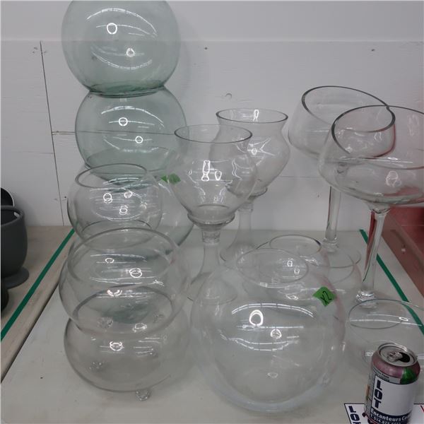 LOT: 15 ASSORTED GLASS BOWLS / BOLS EN VERRE ASST