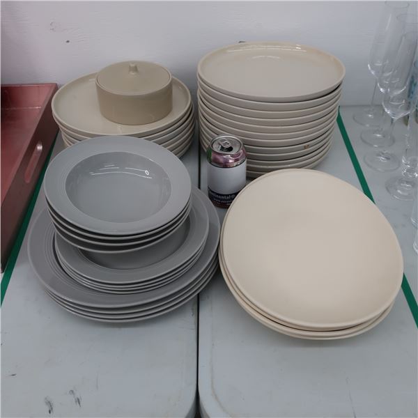 LOT: 36 ASSORTED PLATES / ASSIETTES ASSORTIES