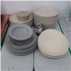 Image 1 : LOT: 36 ASSORTED PLATES / ASSIETTES ASSORTIES