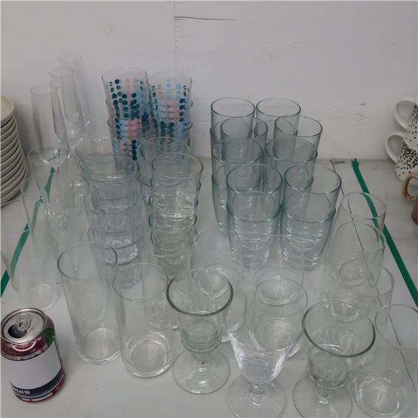 LOT: 45+ ASSORTED GLASES / VERRES ASSORTIS