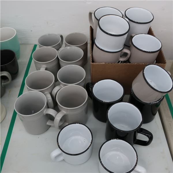 LOT : 23 ASSORTED CUPS / TASSES ASSORTIES