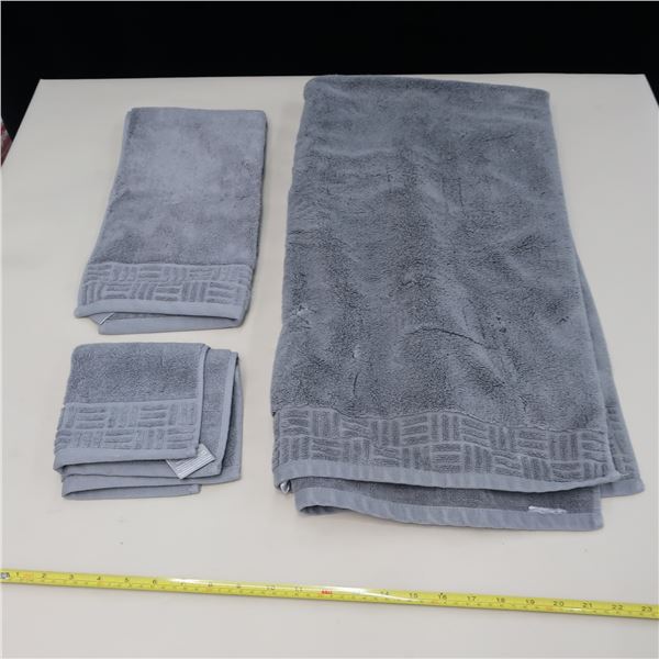 LOT: GREY TOWELS / SERVIETTES GRISES