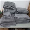 Image 2 : LOT: GREY TOWELS / SERVIETTES GRISES