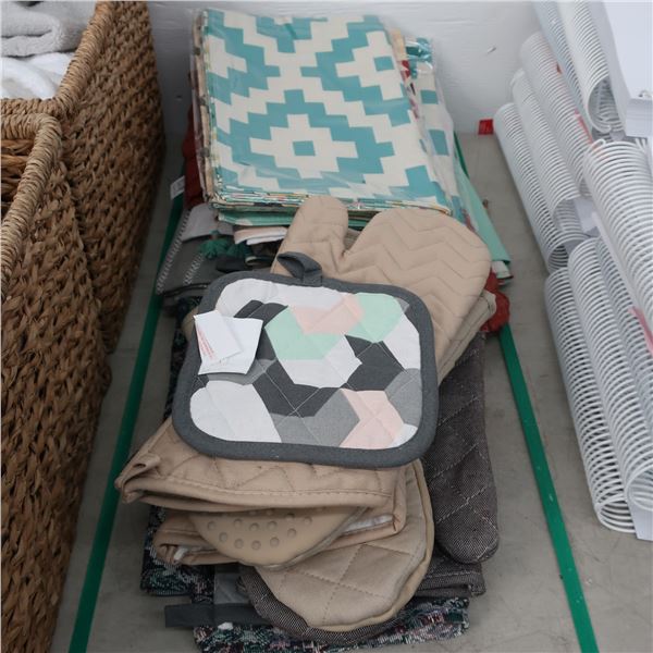 LOT: OVEN GLOVES, TOWELS, CLOTHS, ETC