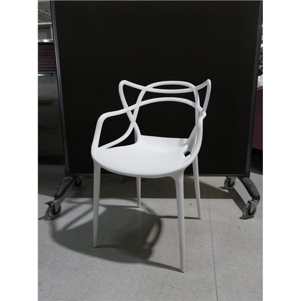 LOT: 4 WHITE PLASTIC CHAIRS