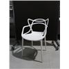 Image 1 : LOT: 4 WHITE PLASTIC CHAIRS