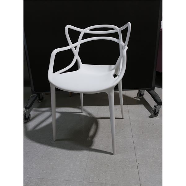 LOT: 4 WHITE PLASTIC CHAIRS