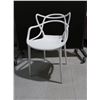 Image 1 : LOT: 4 WHITE PLASTIC CHAIRS
