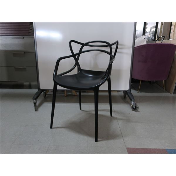 LOT: 4 BLACK PLASTIC CHAIRS