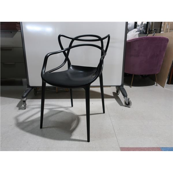 LOT: 4 BLACK PLASTIC CHAIRS