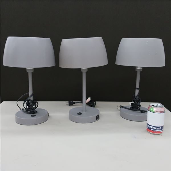 LOT: 3 TABLE LAMP W/ USB PORT