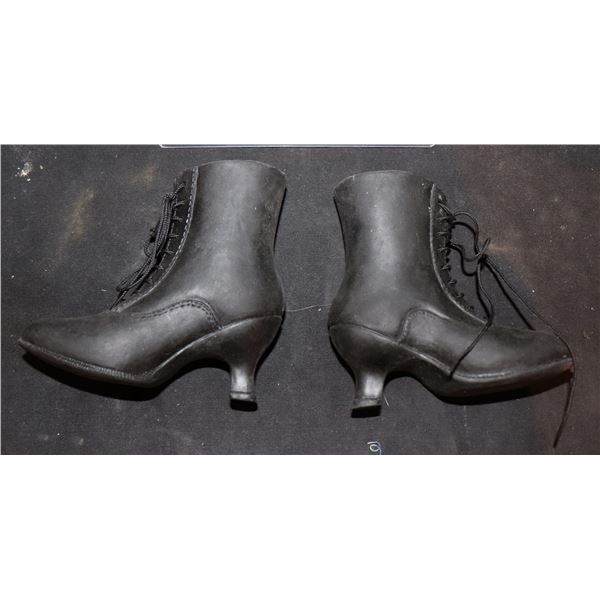 SEED OF CHUCKY TIFFANY BOOTS SCREEN USED ON REVEAL PUPPET