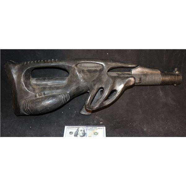 BABYLON 5 ALIEN PULSE RIFLE WEAPON SCREEN USED