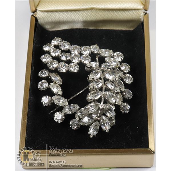 A BROOCH WITH OVERLAPPING AUSTRALIAN CRYSTALS LEAVES