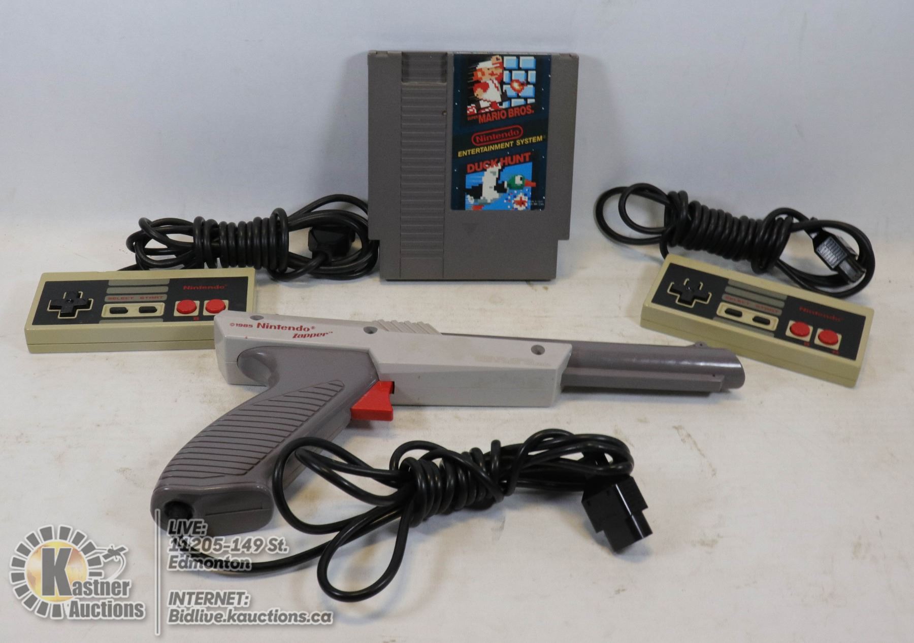 Two Zapper Nes NINTENDO NES SUPER MARIO BROS / DUCK HUNT TWO NES CONTROLLERS AND ZAPPER