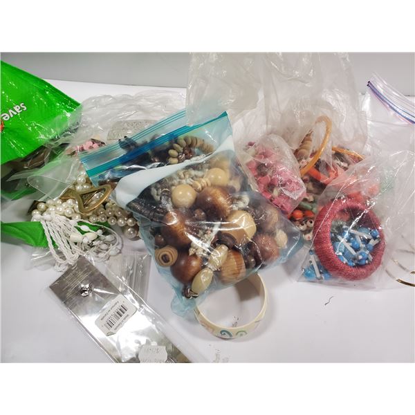 BAG OF ASSORTED VINTAGE JEWELLERY