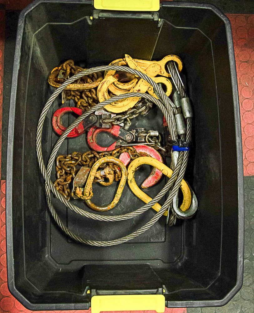 BOX W/ HOIST CHAINS & DUAL HOIST SLING. 3500 LBS.