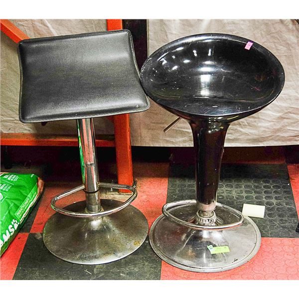 2 BAR STOOLS