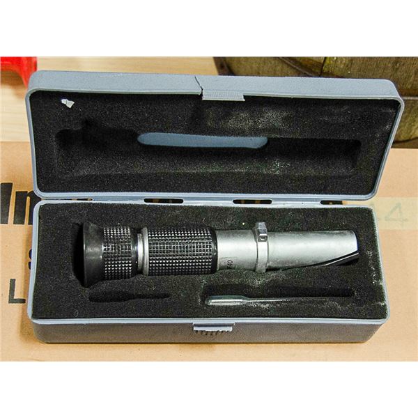 EXTECH RF40 PORTABLE REFRACTOMETER.