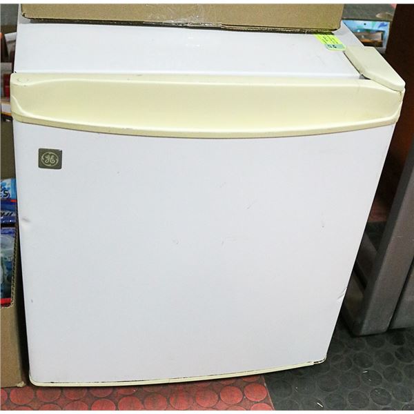 GE MINI BAR FRIDGE 20" X 20" APPROXIMATE SIZE