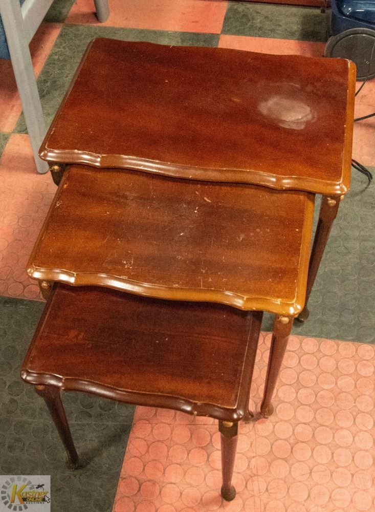 CHERRY WOOD QUEEN ANNE NESTING TABLES SET