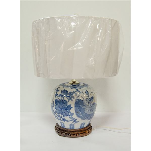 VINTAGE CHINESE LIVINGROOM LAMP WOOD BASE