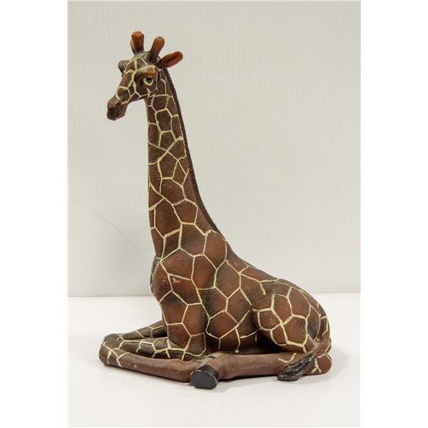 SITTING GIRAFFE STATUE