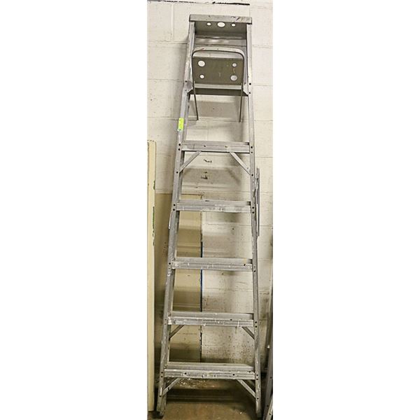 7 FT ALUMINUM STEP LADDER WITH TOOL TRAY