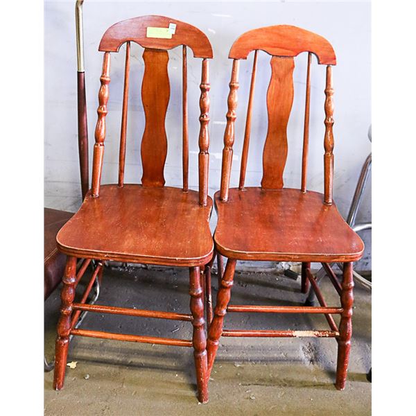 VINTAGE A PAIR OF WOOD CHAIRS
