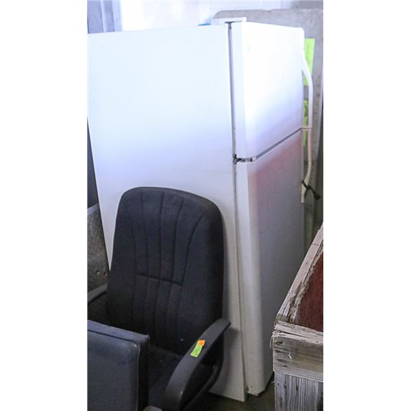 KENMORE TOP FREEZER REFRIDGERATOR - NEEDS CLEANING