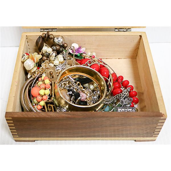 VINTAGE TONGUE & GROVE JEWELLERY BOX WITH CONTENTS