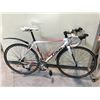 Image 2 : WHITE AND RED TREK ALPHA 9 SPEED 19" FRAME ROAD BIKE