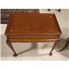 Image 3 : KINNAMON MAHOGANY QUEEN ANNE STYLE TEA TABLE