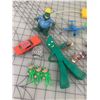 Image 2 : LOT OF VINTAGE TOYS GUMBY DINOSAURS ETC
