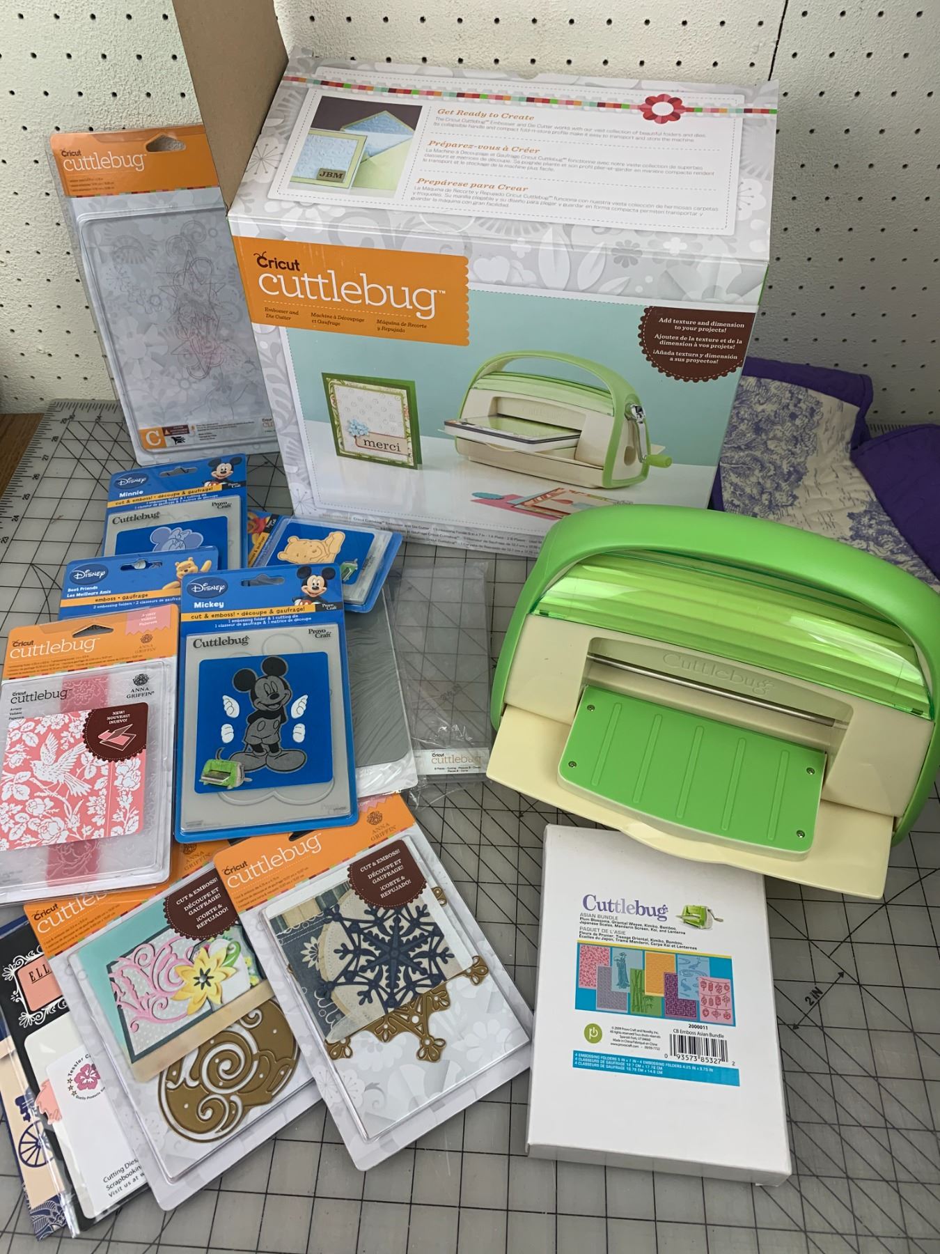 CRICUT CUTTLEBUG EMBOSSER AND CRAFT CUTTER WITH PATTERNS - Schmalz Auctions