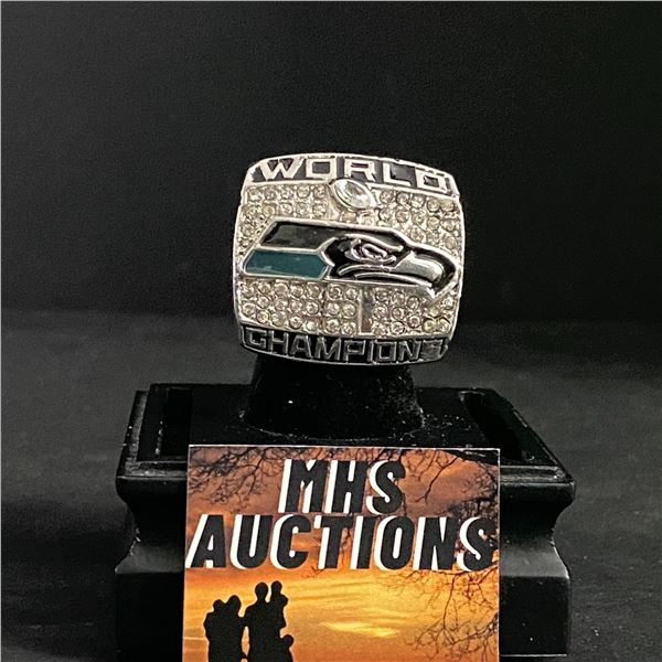 SEATTLE SEAHAWKS N.F.L 2013 "WILSON" CHAMPIONSHIP REPLICA RING (ref735)