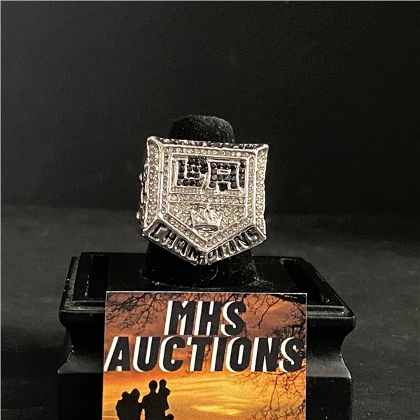 LOS ANGELES KINGS N.H.L 2014  WILLIAMS  CHAMPIONSHIP REPLICA RING (ref846)