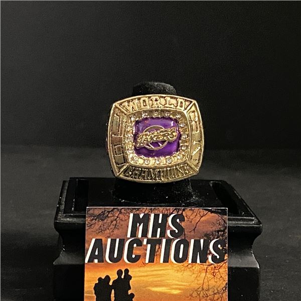 LOS ANGELES LAKERS 1982 "ABDUL JABBAR" CHAMPIONSHIP REPLICA RING (ref#427)