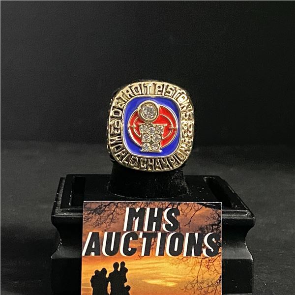 DETROIT PISTONS N.B.A 1989 "DUMARS" CHAMPIONSHIP REPLICA RING (ref484)