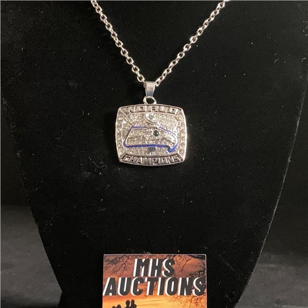 SEATTLE SEAHAWKS N.F.L 2013 CHAMPIONSHIP NECKLACE (ref1186)