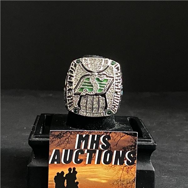 SASKATCHEWAN ROUGHRIDERS C.F.L 2013 "SHEETS" CHAMPIONSHIP RELICA RING (ref391)