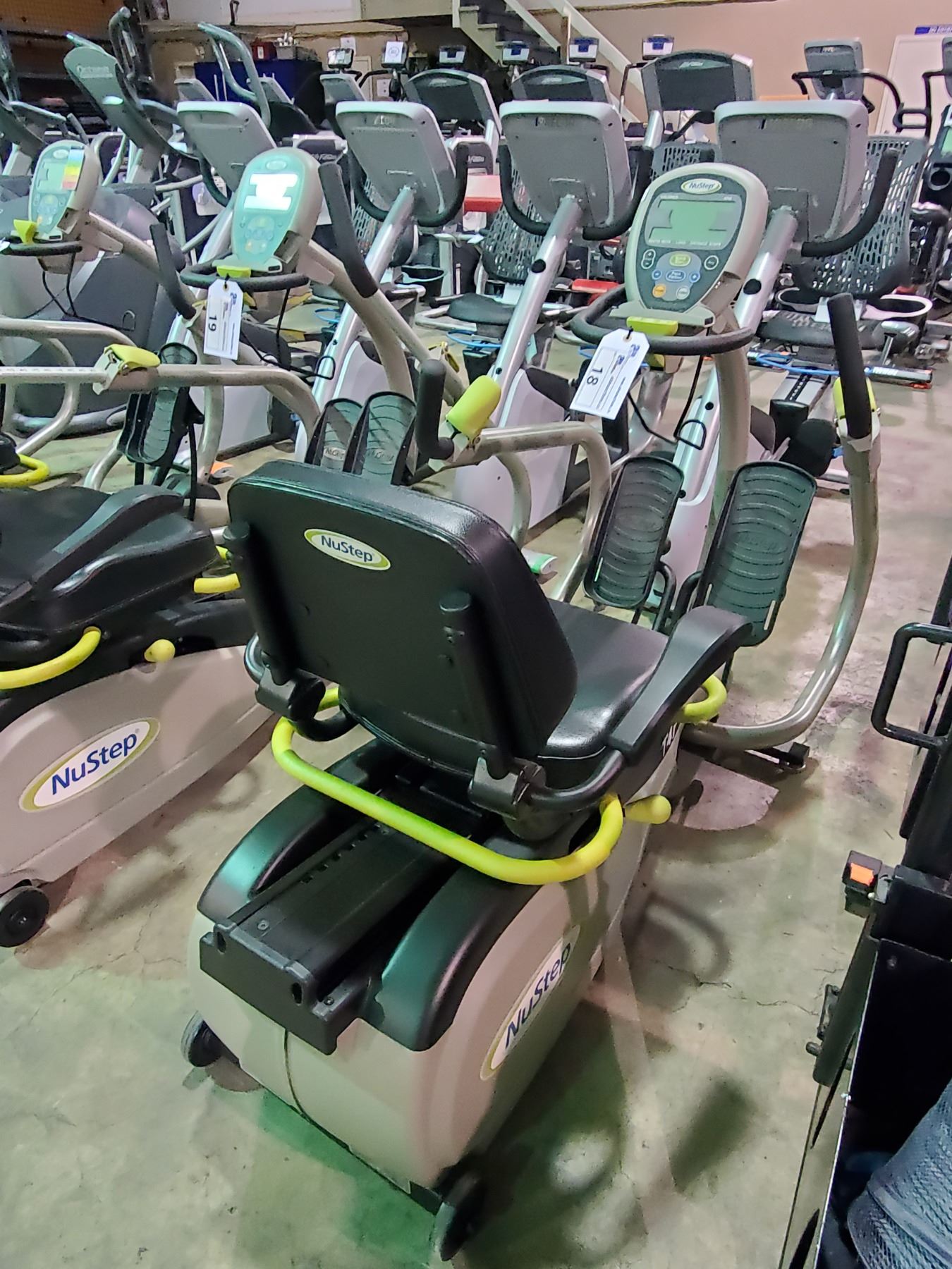 NUSTEP T4R COMMERCIAL SELF POWERED RECUMBENT CROSS TRAINER WITH DISPLAY