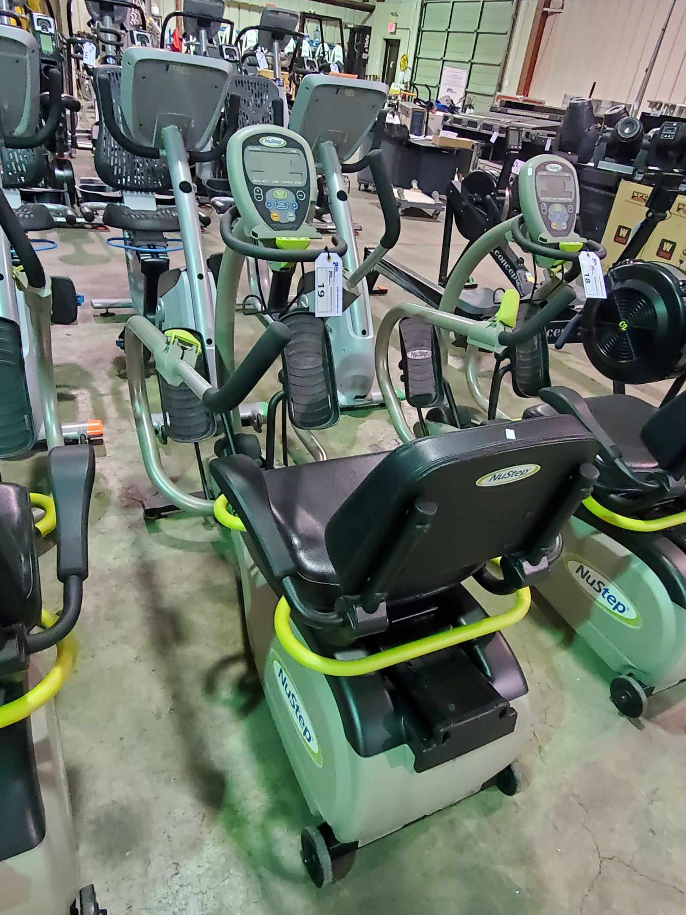 NUSTEP T4R COMMERCIAL SELF POWERED RECUMBENT CROSS TRAINER WITH DISPLAY