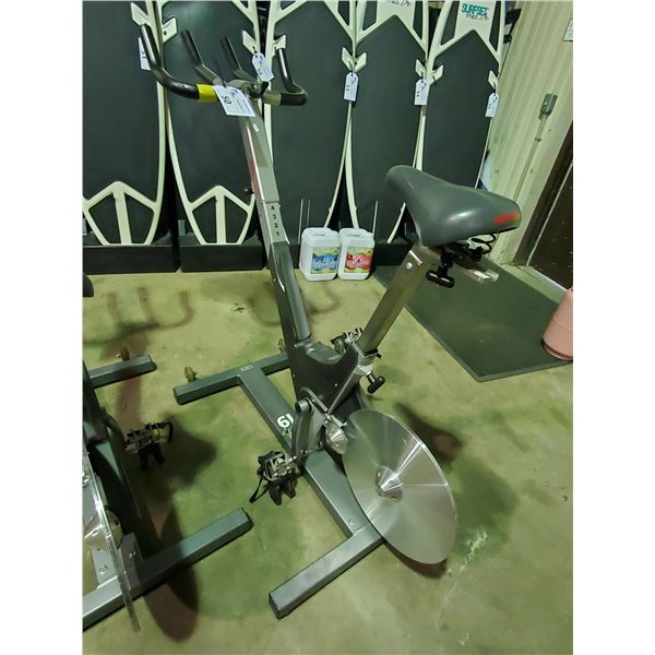 KEISER M3 COMMERCIAL SELF POWERED SPIN BIKE WITH ADJUSTABLE SEAT AND HANDLE