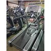 Image 2 : LIFE FITNESS FLEX DECK COMMERCIAL TREADMILL WITH DISPLAY, ADJUSTABLE INCLINE AND SPEED