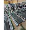 Image 2 : LIFE FITNESS FLEX DECK COMMERCIAL TREADMILL WITH DISPLAY, ADJUSTABLE INCLINE AND SPEED