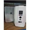 Image 2 : 2 WHITE JBL CONTROL 28-1-WH INDOOR/OUTDOOR 2 WAY WALL MOUNTED SPEAKERS WITH WALL MOUNTS