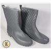 Image 1 : RUBBER GRAY WOMEN'S WATER BOOTS APPROX. 9-10