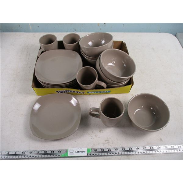 19 Piece Dishware - Cups, Bowls, Plates