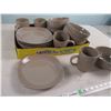 Image 2 : 19 Piece Dishware - Cups, Bowls, Plates